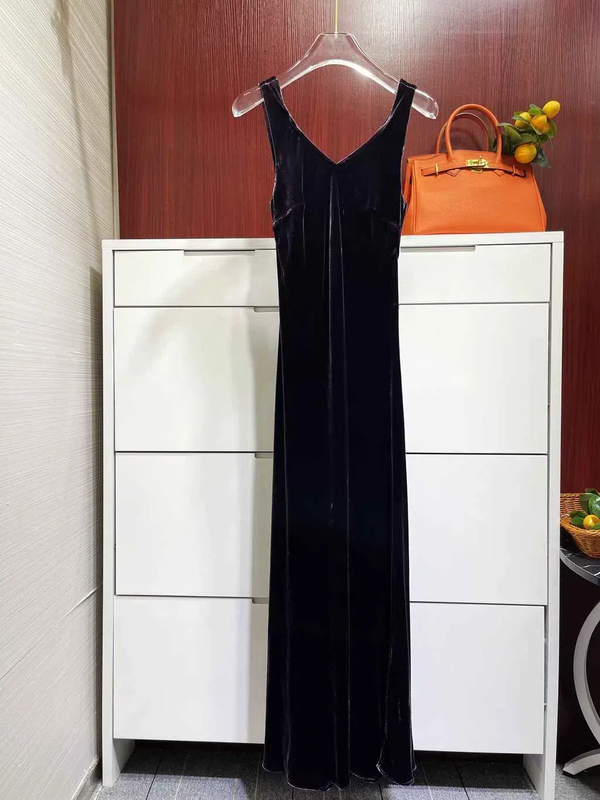 Parisian Light Luxury! French Retro Silk Velvet Camisole Dress for Women, Slim Fit, Elegant Fishtail Long Dress Parisian Light Luxury! French Retro Silk Velvet Camisole Dress for Women, Slim Fit, Elegant Fishtail Long Dress
