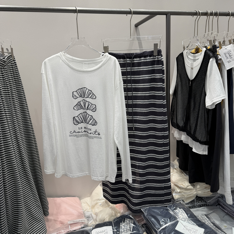 European Style Round Neck Loose Fit Sun Protection T-Shirt + Striped Skirt Two-Piece Set Casual Summer New Trendy Women's Fashion European Style Round Neck Loose Fit Sun Protection T-Shirt + Striped Skirt Two-Piece Set Casual Summer New Trendy Women's Fashion