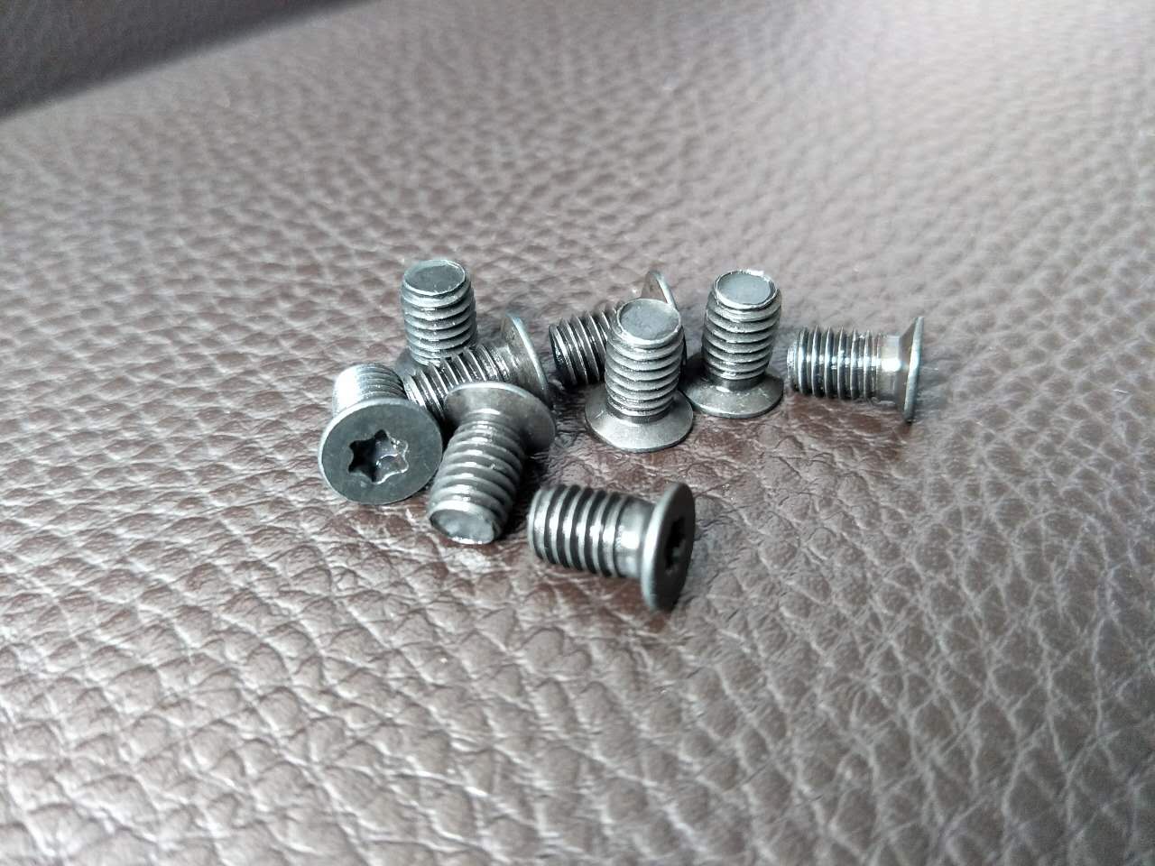 Woodworking screws Hexagon screws Attachment screws Disposable blade screws