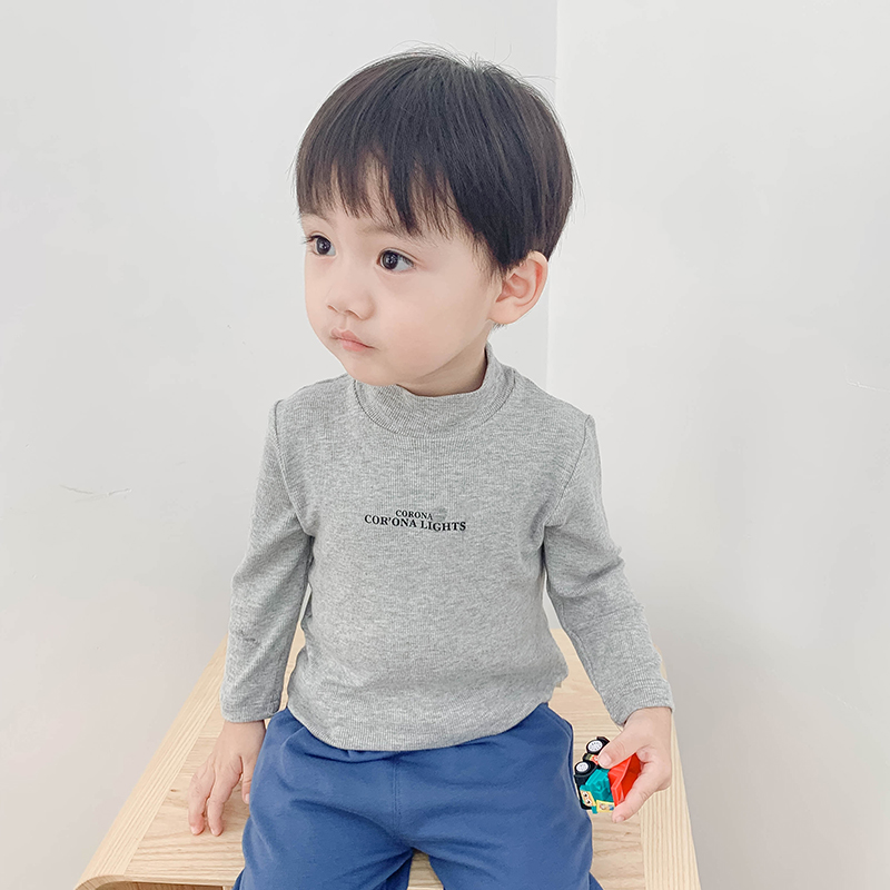 Baby T-shirt 2020 mùa xuân và mùa thu mặc mới màu rắn bán cổ cao cậu bé thủy triều dài tay đáy đầu bé của trẻ em.