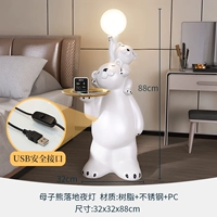 Мать и ребенок медведь падает на ночной свет