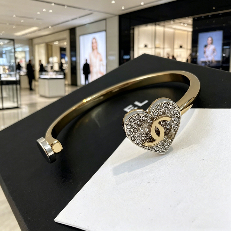 26P New Style Chanel-Inspired Heart-Shaped Full Diamond Bracelet, High-End and Exquisite, Versatile, Popular on Xiaohongshu, Heart Bracelet 26P New Style Chanel-Inspired Heart-Shaped Full Diamond Bracelet, High-End and Exquisite, Versatile, Popular on Xiaohongshu, Heart Bracelet