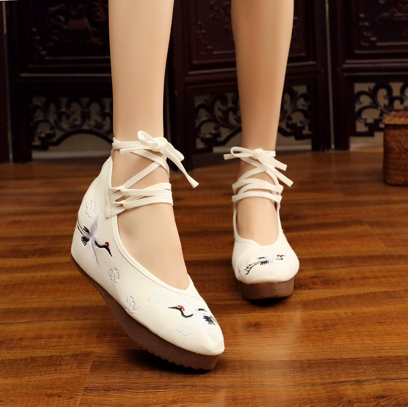 Han giày quần áo khởi động trắng cần cẩu mùa thu và mùa đông mô hình khởi động cũ Bắc Kinh giày vải gió quốc gia thêu của phụ nữ duy nhất khởi động vuông khiêu vũ
