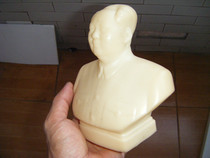 The pint is very good and the Chair half body bust like a pendulum with a luminous effect is not obvious