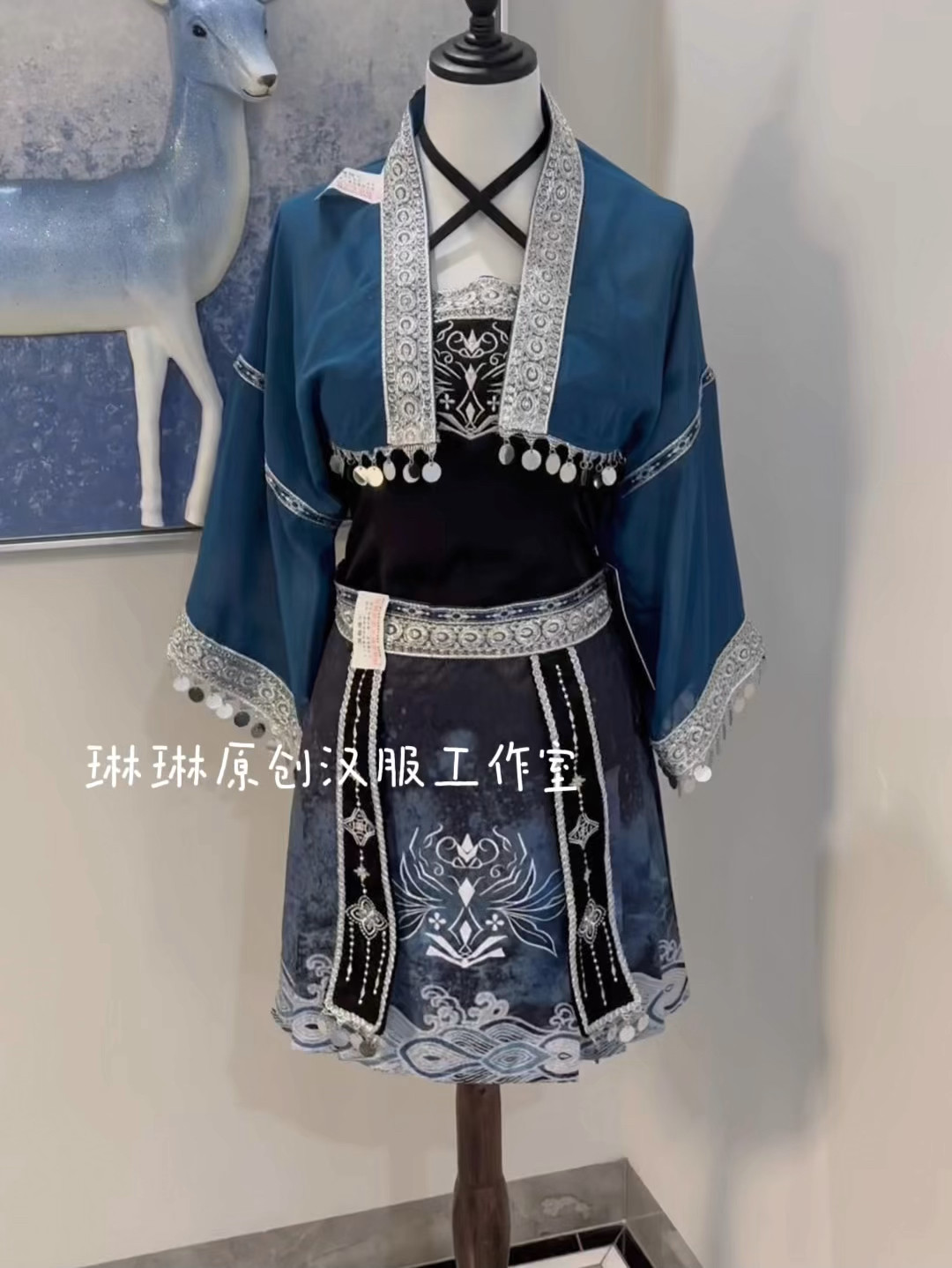 歲月 暗紋織錦對穿交上祆　白黒銀色トップス　明製漢服　苗族苗疆　新中式　着物和服 ふりふ - 螺鈿松煙 織錦馬面裙對川交上祆 黒銀色明製漢服セット 成人式