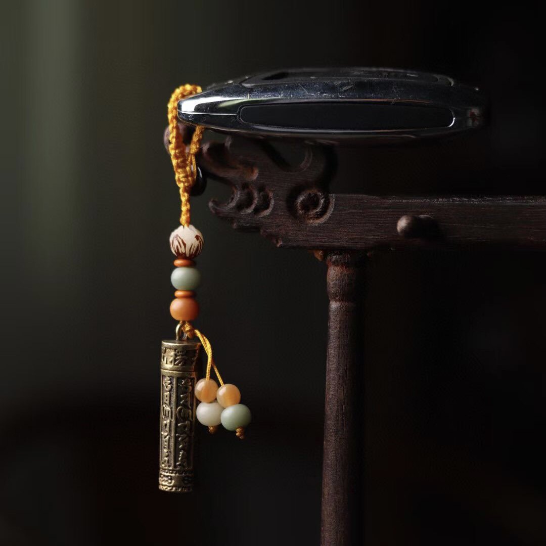 Boutique men's and women's mantras Buddhist language mobile phone lanyard Tibetan pure brass small pendant car key bag pendant