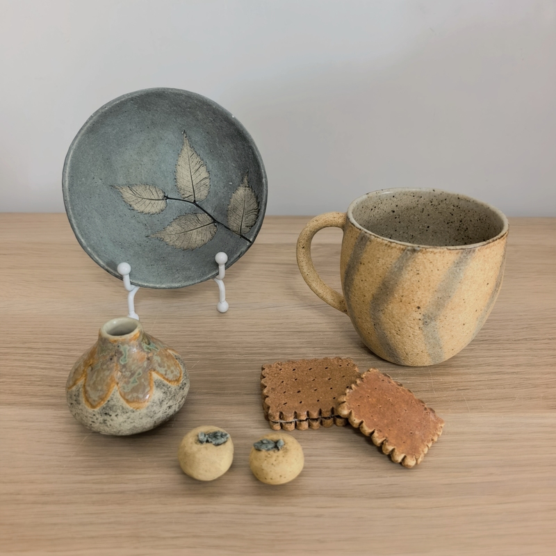Japanese Writer Oi Nana, Coarse Pottery Mug, Leaf Plate