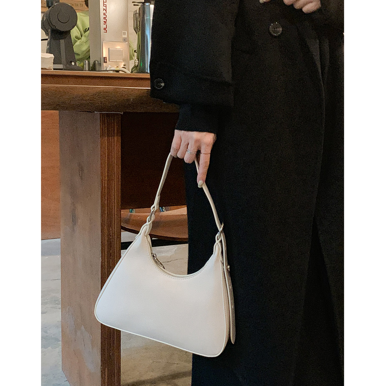 Autumn lady bag niche design retro white bag baguette 2022 new trendy all-match one-shoulder handbag