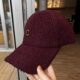 Korean solid color baseball caps for men and women in autumn and winter, outdoor warm and fashionable versatile lamb velvet duck caps that make your face smaller