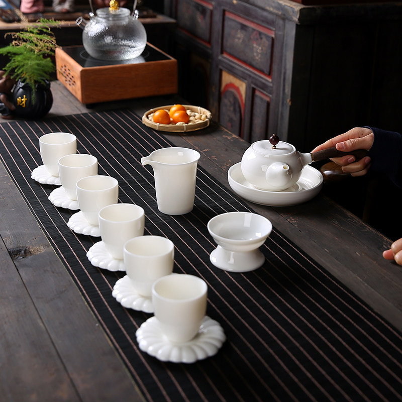 Dehua white porcelain lamb Yukung tea toy LOGO gift customization company activities classmate gathering celebration