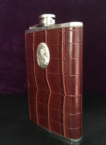 Древнее серебро нарезает святое сердце, как утолщенное вино из нержавеющей стали