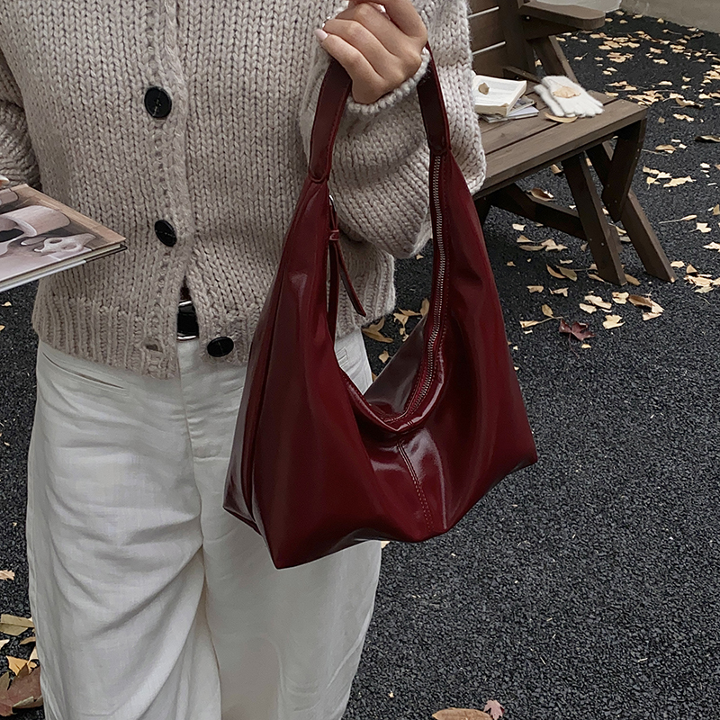 Retro Red Bag with Large Capacity 2026 New Style Daily Work Clothing Versatile Armpit Bag Oil Wax Leather Lightweight Mommy Bag