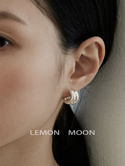 Cool feeling, high-end ins cool style double-layer c-shaped earrings for women, niche design, exquisite and fashionable mosquito coil disc ear clips