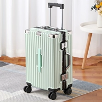 Светло-зеленый [передняя ручка + подстаканник для воды], усиленный двойными рядами заклепок.