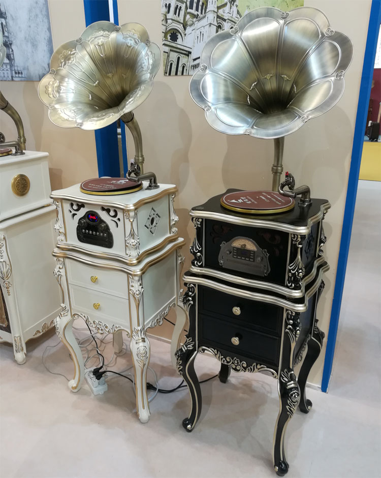 máy nghe nhạc đĩa than tiếng anh	 Gỗ cao cấp phiên bản Bluetooth loa siêu trầm retro lớn sừng máy ghi âm vinyl ghi âm máy nghe nhạc DVD - Máy hát 	đầu đĩa than liền amply