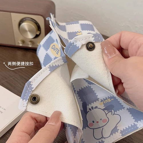 Симпатичная бумажная коробка на рабочем столе мебеть пирамида