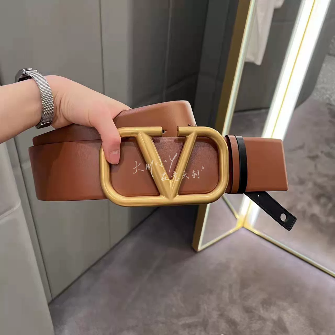 Блестящий кожаный двусторонний пояс Valentino, Италия