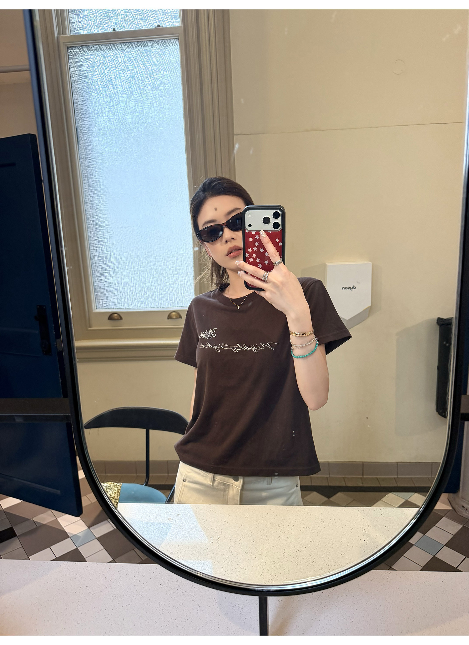 LelyMooch хлопково-льняная футболка с коротким рукавом кофейного цвета с художественным принтом и серебряными буквами