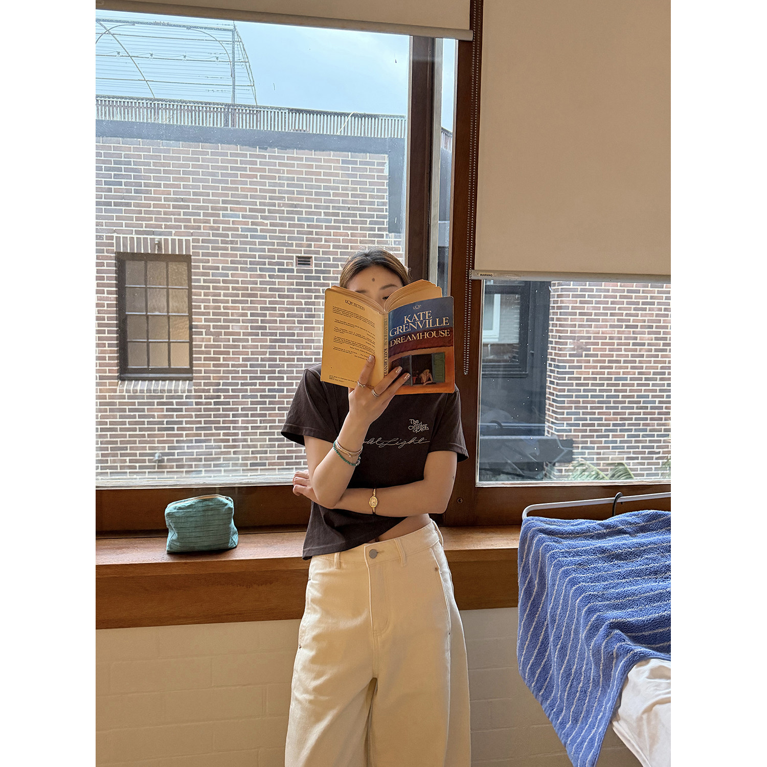 LelyMooch хлопково-льняная футболка с коротким рукавом кофейного цвета с художественным принтом и серебряными буквами