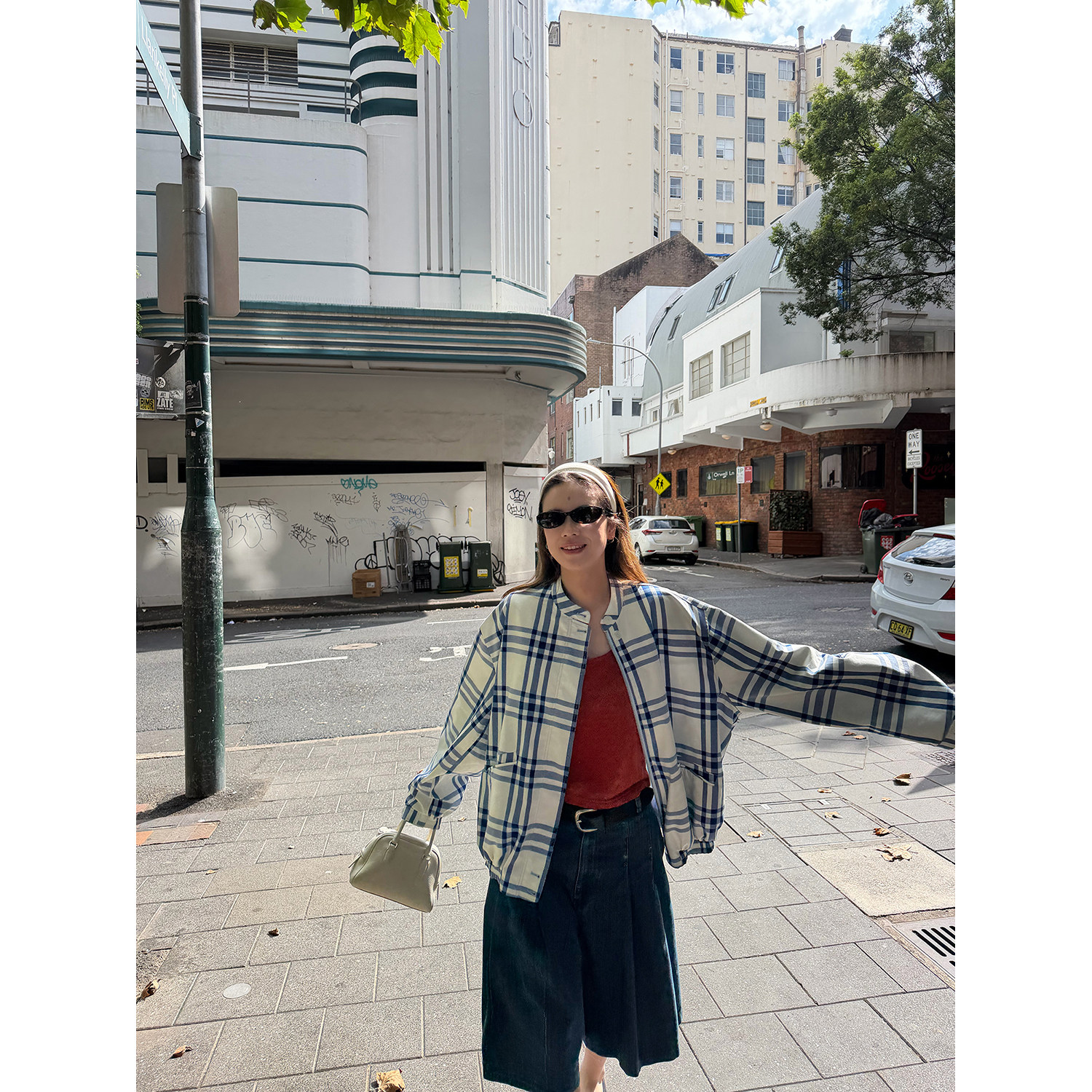 LelyMooch Двусторонняя хлопковая куртка в шотландскую сине-белую клетку с воротником-стойкой средней длины Baby синего цвета