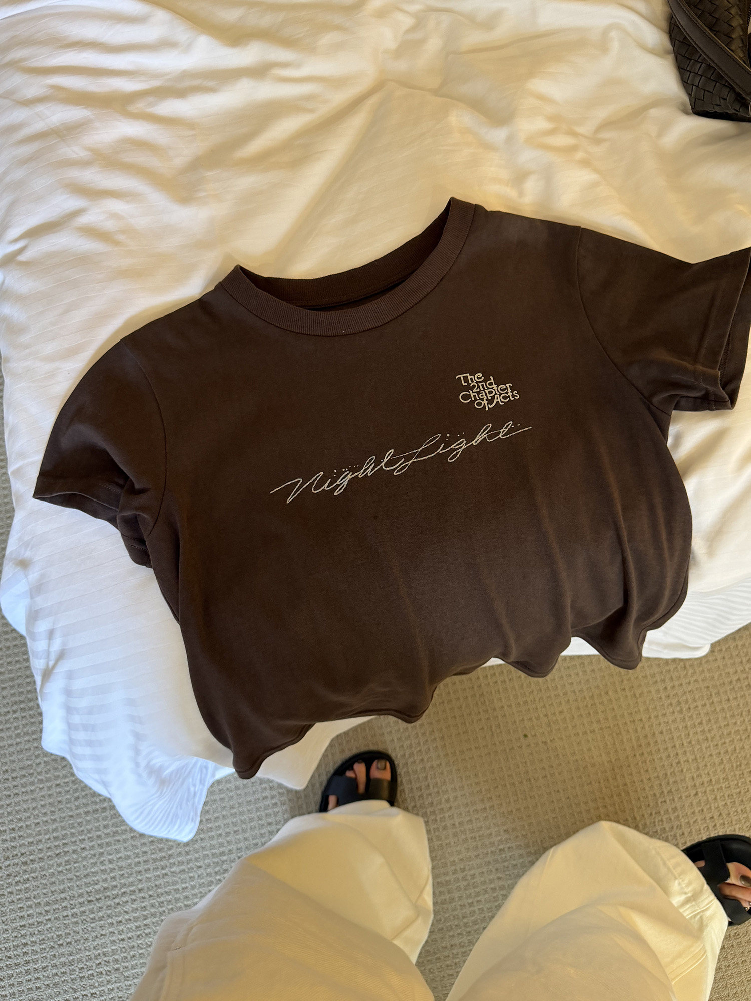 LelyMooch хлопково-льняная футболка с коротким рукавом кофейного цвета с художественным принтом и серебряными буквами