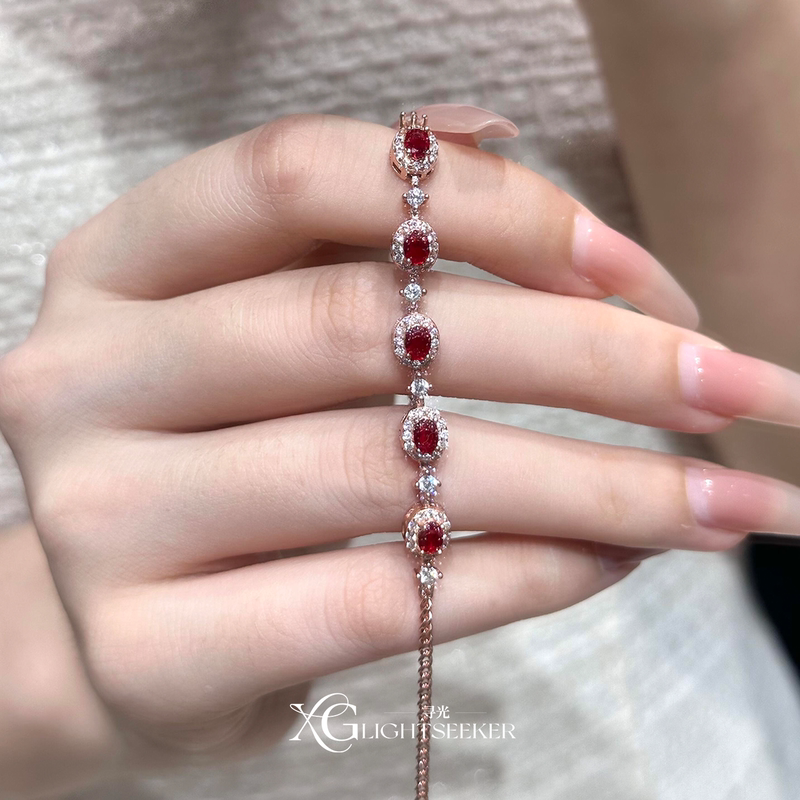 【Search for Light】French Retro Sparkling Oval Red Zircon Bracelet, Niche Light Luxury, Old Money Style, Elegant and Complexion-Enhancing Jewelry