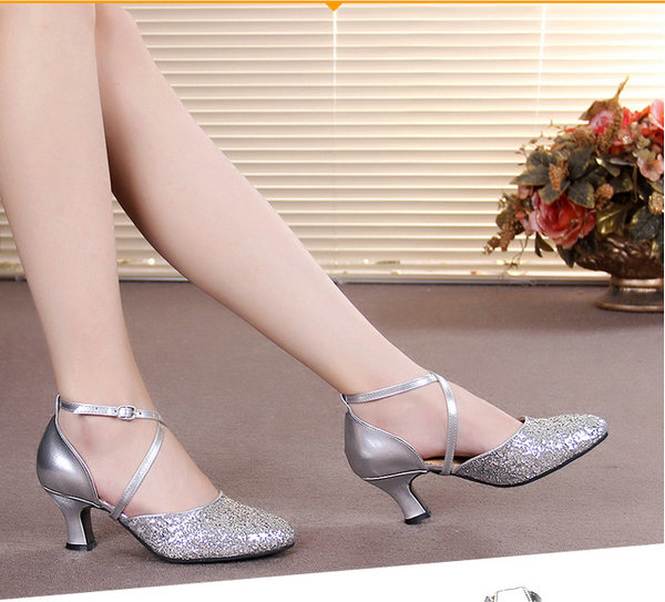 Giày khiêu vũ Latin dành cho người lớn Giày khiêu vũ xã hội với đôi giày cao gót màu bạc mềm mại với đôi giày khiêu vũ bên ngoài - Khiêu vũ / Thể dục nhịp điệu / Thể dục dụng cụ giày múa đen