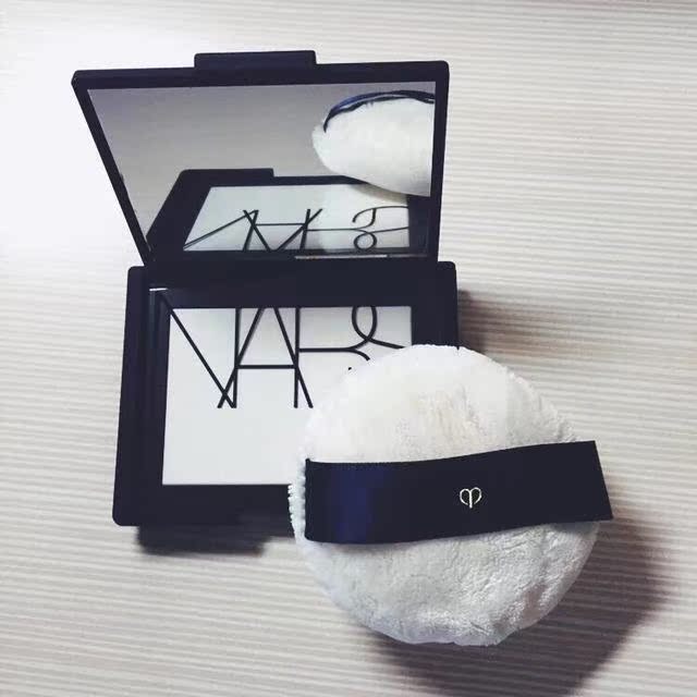 NARS Nassass Honey Powder Powder Honey Powder Set Long Lasting Nude Makeup Oil Powder 7g Puff - Quyền lực phấn kiềm dầu