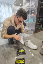 (Radish Cooperative) Small white shoes cleaning wipes paper towels white canvas sneakers decontamination