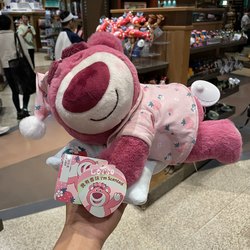 Shanghai Disney ພາຍໃນປະເທດຊື້ Toy Story ນອນ Strawberry Bear Toy Doll Cushion