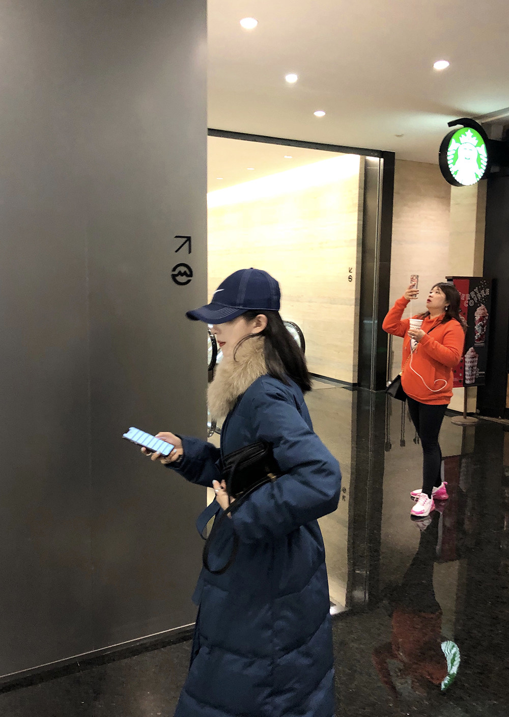 The handled fox fur collar down jacket woman's medium long version over knee winter new white duck suede closeted waist jacket