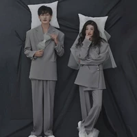 Старшие серые мужчины и женщины в группе с газовой вуалью