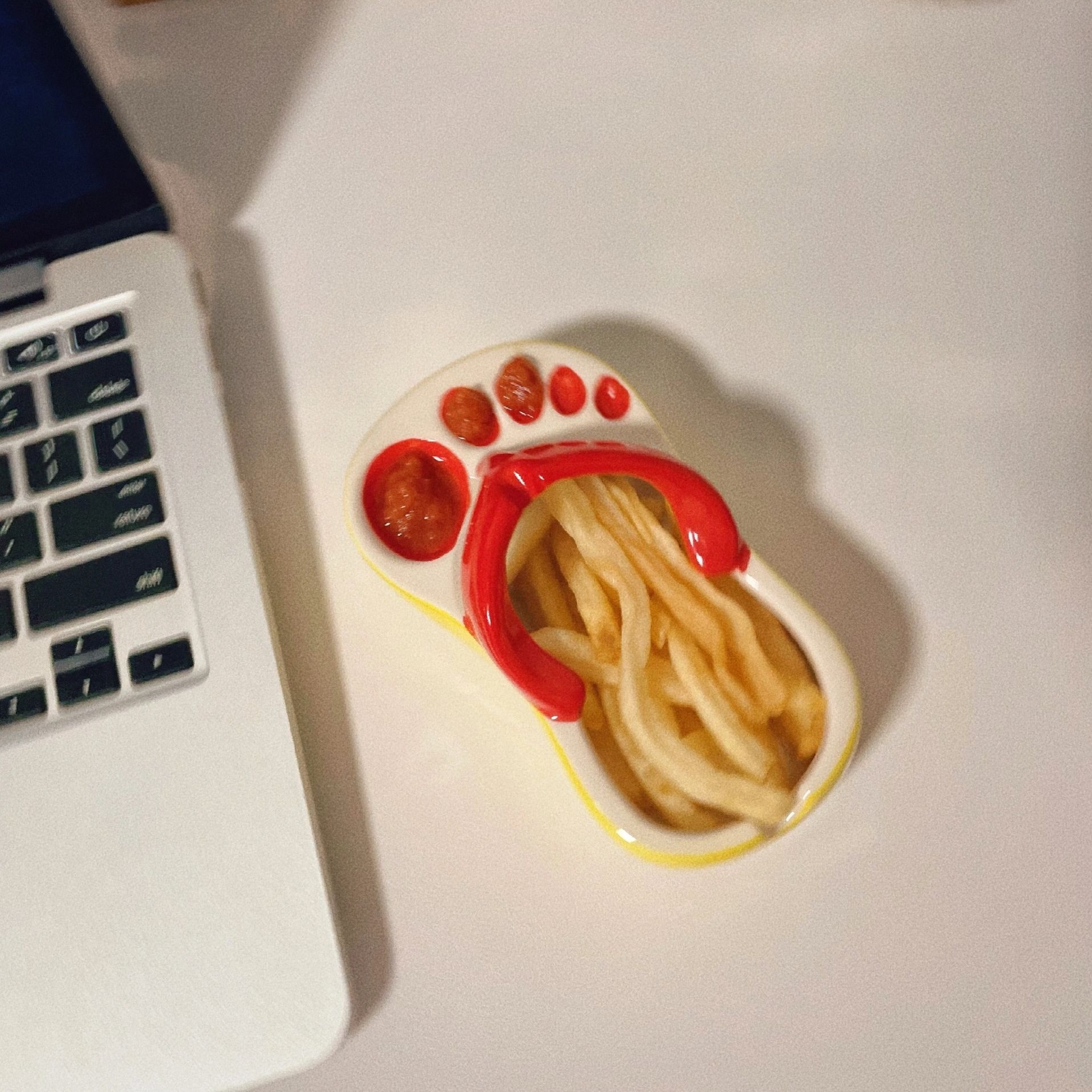 Flip-flop footprint trendy slippers, hand-painted ceramic ashtray, french fries plate, ketchup dipping sauce dish, cartoon creative.