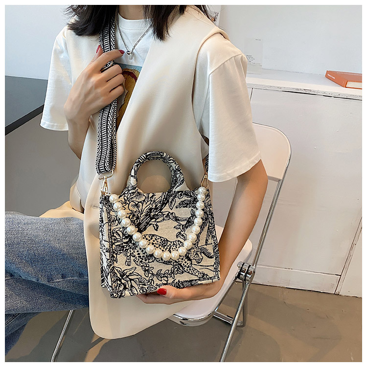 Large Bag Handbags  New Korean Fashion Contrast Color One Shoulder Underarm Bag display picture 10