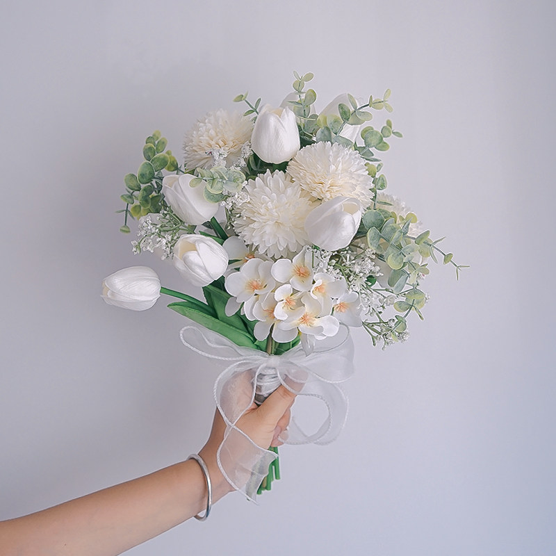 Tulip flower bouquet on hand to hold flower emulation table flower bridal bridesmaid wedding dress home photo collake prop fake flowers