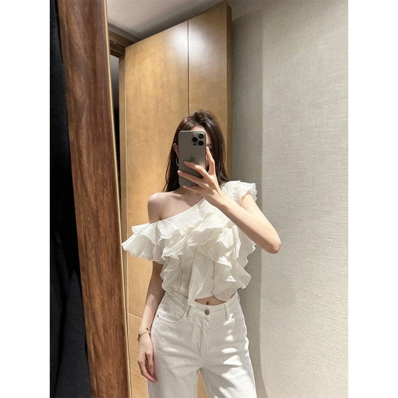 Nie Ershu, Off-White Asymmetrical Ruffle Shoulder Top for Women, Summer Niche Design, Slimming Off-Shoulder Shirt Nie Ershu, Off-White Asymmetrical Ruffle Shoulder Top for Women, Summer Niche Design, Slimming Off-Shoulder Shirt