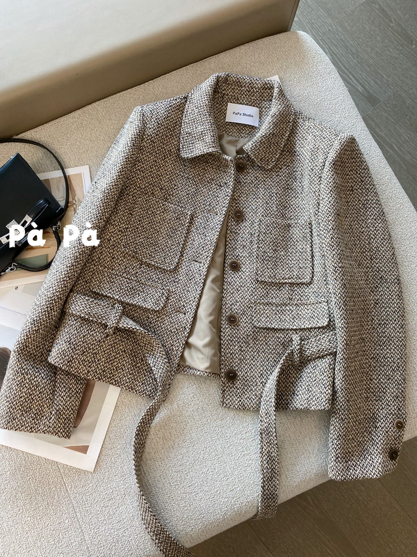 High-End Lapel Tweed Short Coat for Women with a Vintage Style, Featuring a Tie Waist and Chanel-Inspired Design High-End Lapel Tweed Short Coat for Women with a Vintage Style, Featuring a Tie Waist and Chanel-Inspired Design