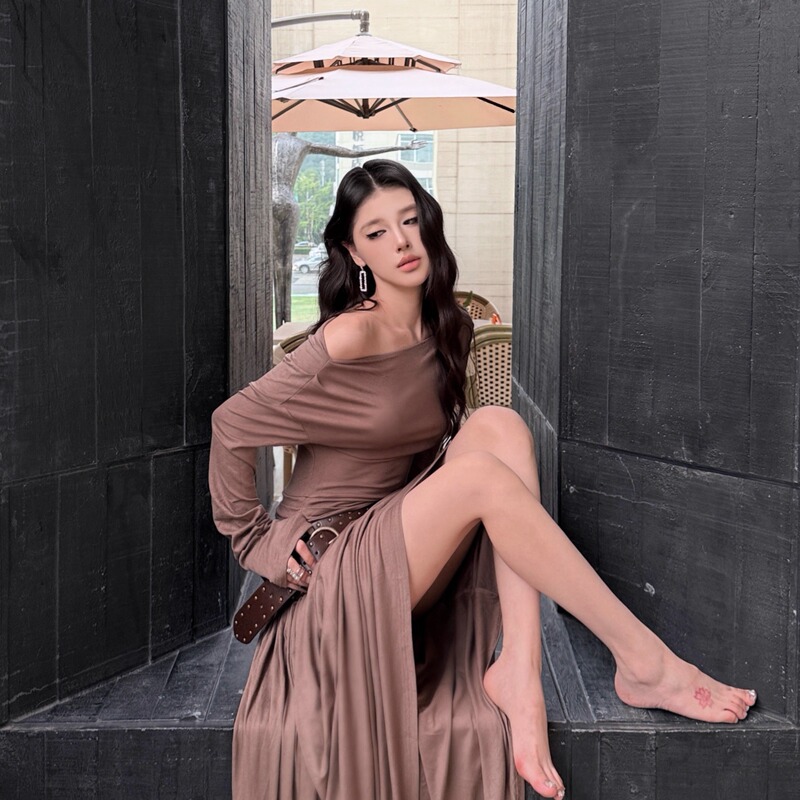 American-Style Hot Girl Retro Off-Shoulder Long-Sleeved Knitted Dress for Women, Spring Waist-Cinching Slimming Pleated Long Dress
