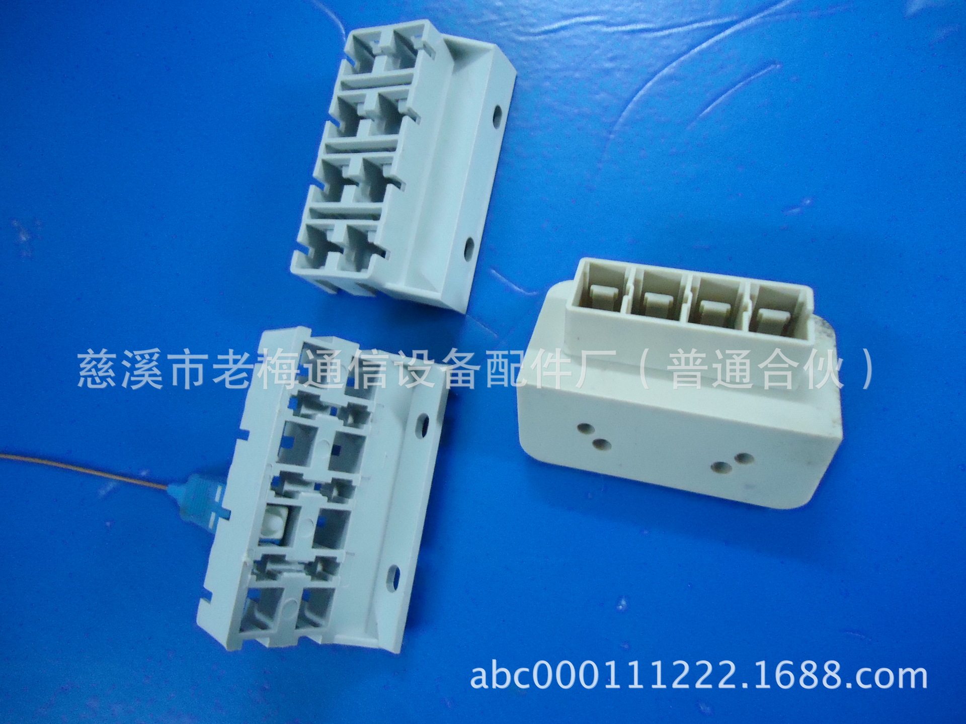 The manufacturer provides a 24 - bit card seat for double - layer eight - piece berth cable fixed seat