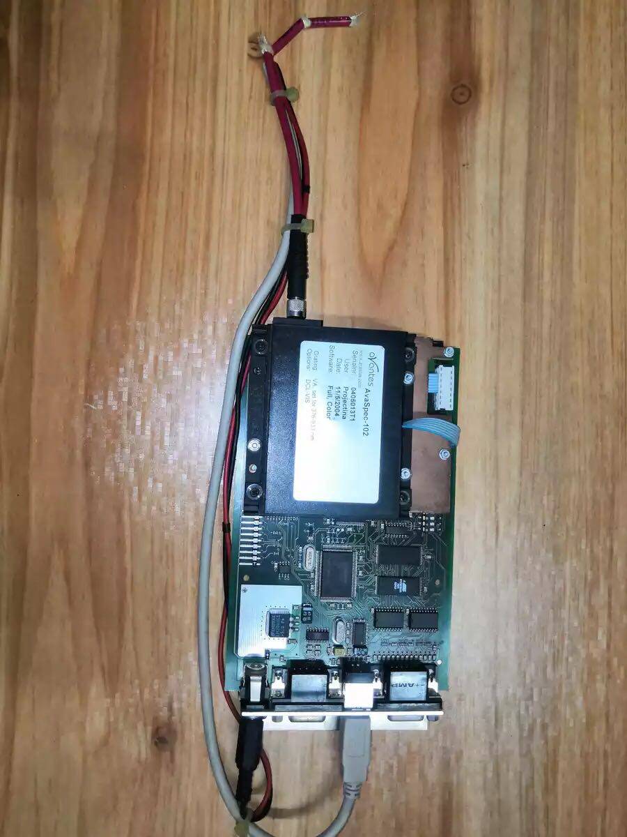 The AVANTES spectrometer AVASPEC-102 (102-SPU) (102-USB1) detached a piece of