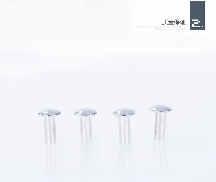 Крупная плоская головка из нержавеющей стали.