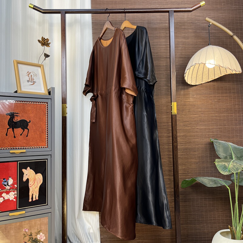 【Ebony-Oiled Leather Robe】Red and Black Oiled Leather Heavy Satin Waist-Cinching Robe Dress Without Pockets