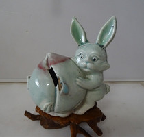 Old porcelain ornaments jade rabbit holding Peach porcelain plastic ceramic piggy bank piggy bank nostalgic collection film and television props physical photos