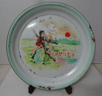 The Cultural Revolution enamel plate sang a folk song to the party to listen to the old Fidelity physical photos as shown in the nostalgic movie props