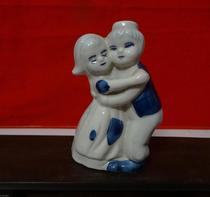 In the 1980s couples figures porcelain pieces Dutch kissing series of couples ceramic carvings played nostalgic collection
