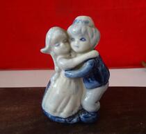 Old porcelain figure porcelain played in the 1980s Dutch kissing series embraced all physical photos of boys and girls