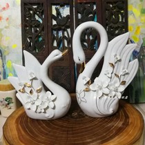White porcelain golden swan to put a pair of wedding room decoration gifts love porcelain shape head is pretty physical photograph