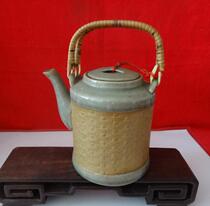 Old teapot beam opening porcelain has a certain year unfortunately cracks only when movie props are fitted to sell physical photos