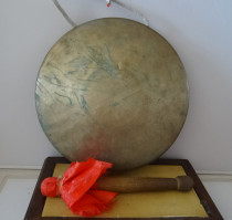 Old brass gong and gong drum bronze ware old gong folk old musical instruments nostalgic collection movie props physical photos shipped by picture