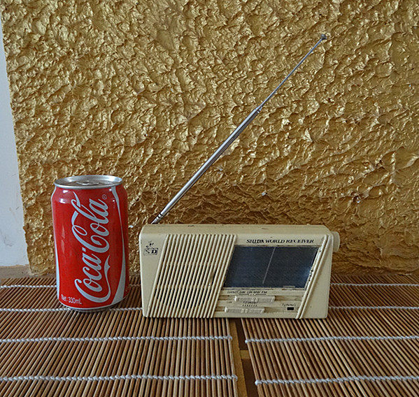 The old radio semiconductor drama is still able to use the nostalgic collection of antique film and TV props storefront display to take photos